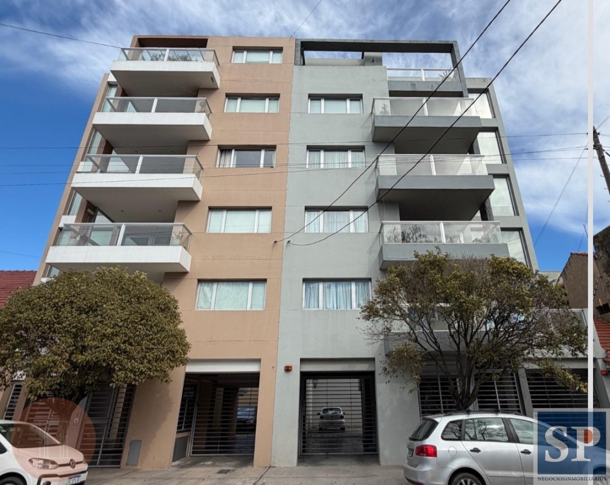Excelente piso 3 amb y cochera a la calle