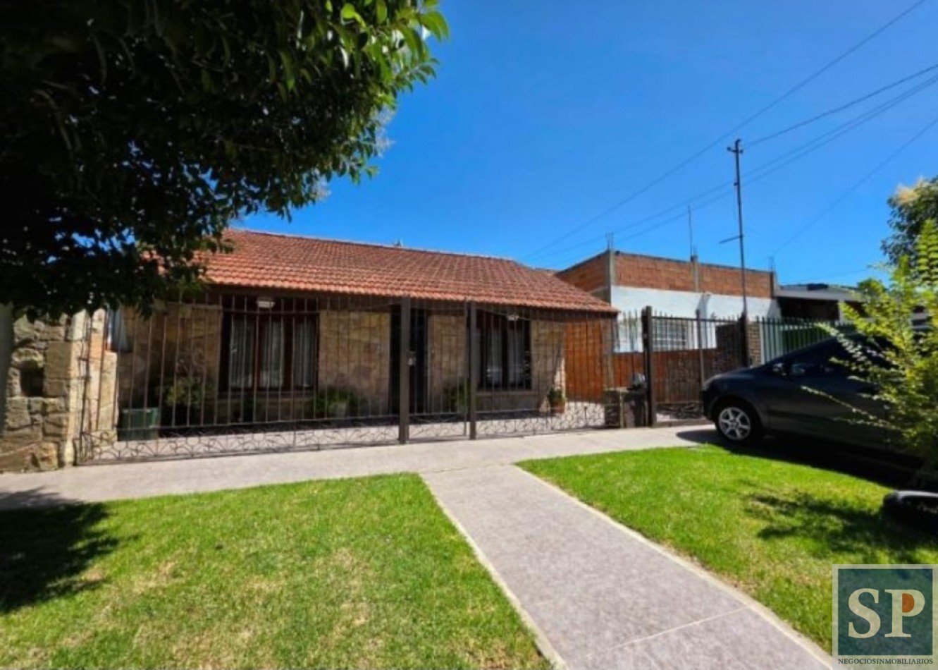 CASA 3 AMB , GARAGE 2 AUTOS , PEQUEÑO PARQUE Y PH FONDO 2 AMB