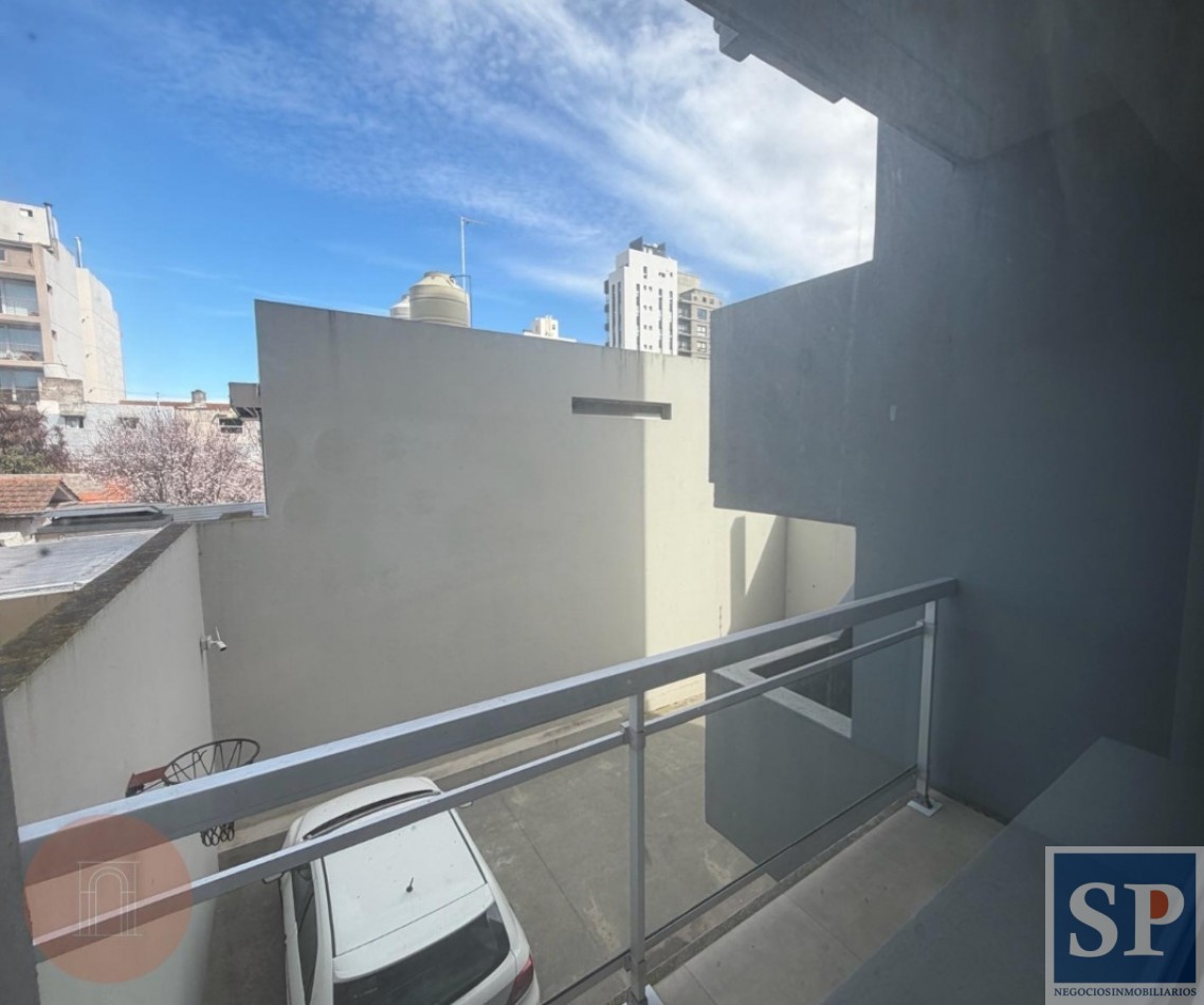 Excelente piso 3 amb y cochera a la calle