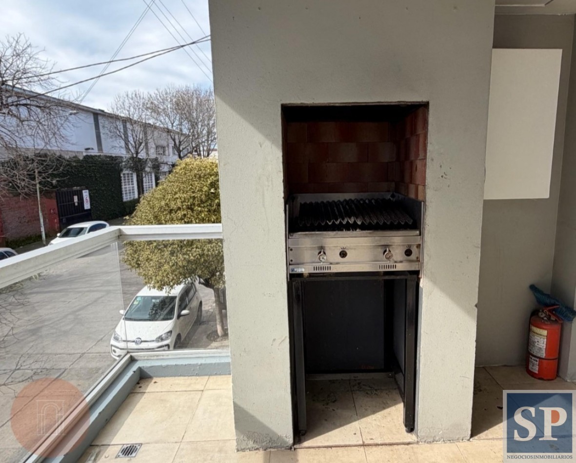 Excelente piso 3 amb y cochera a la calle