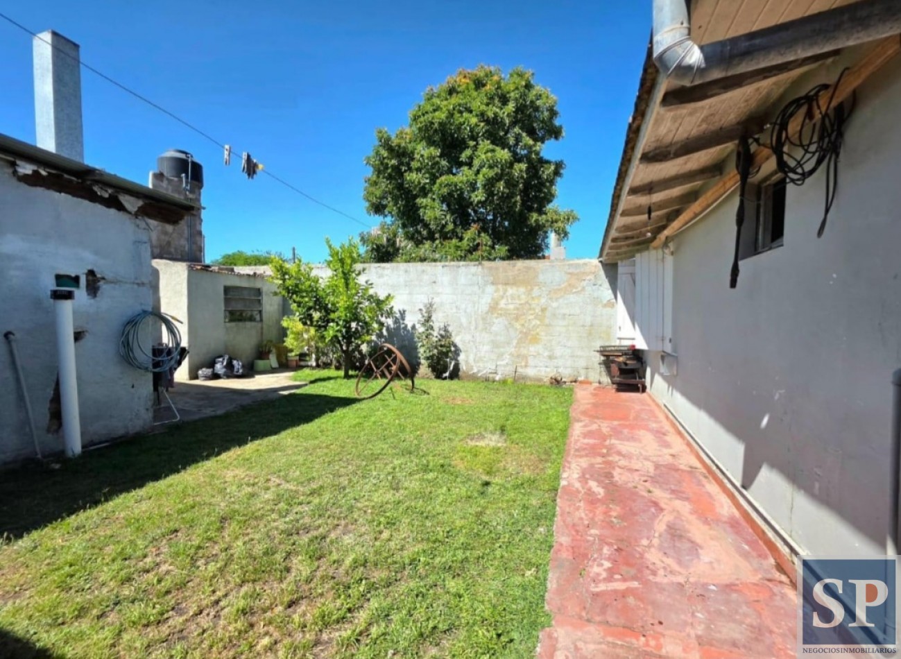 CASA 3 AMB , GARAGE 2 AUTOS , PEQUEÑO PARQUE Y PH FONDO 2 AMB