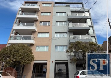 Excelente piso 3 amb y cochera a la calle